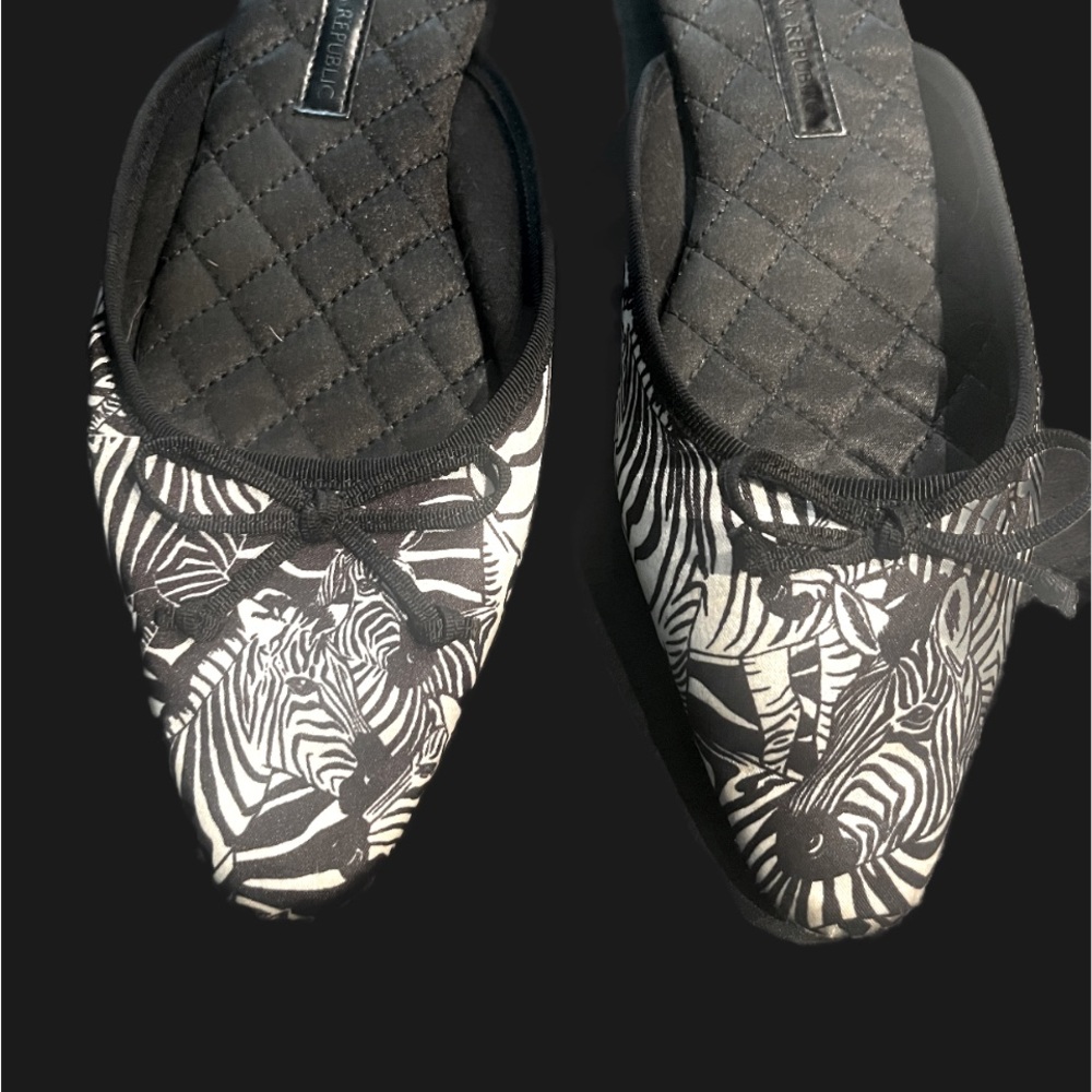 Banana Republic Flats Small size 5-6, b/w zebra print